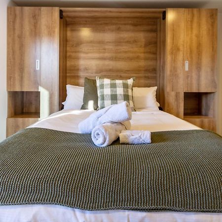 Single Level Studio Escape On Wilmer St - Central Крайстчърч Екстериор снимка