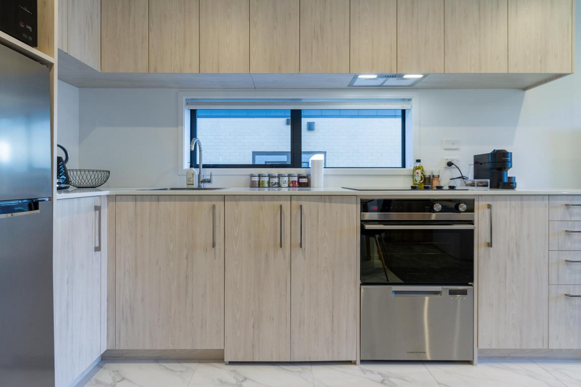Single Level Studio Escape On Wilmer St - Central Крайстчърч Екстериор снимка